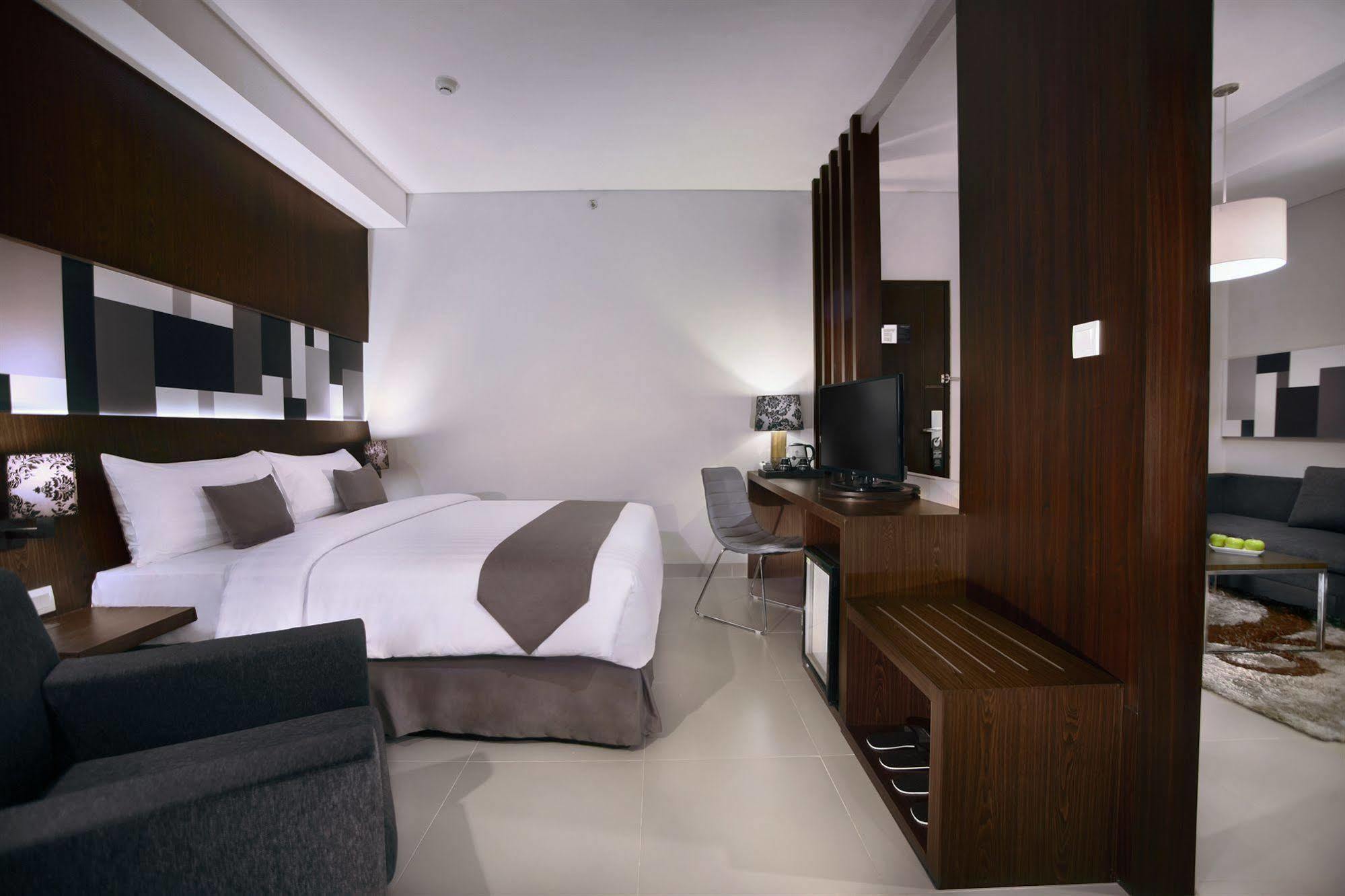 Neo Denpasar By Aston Hotel Buitenkant foto