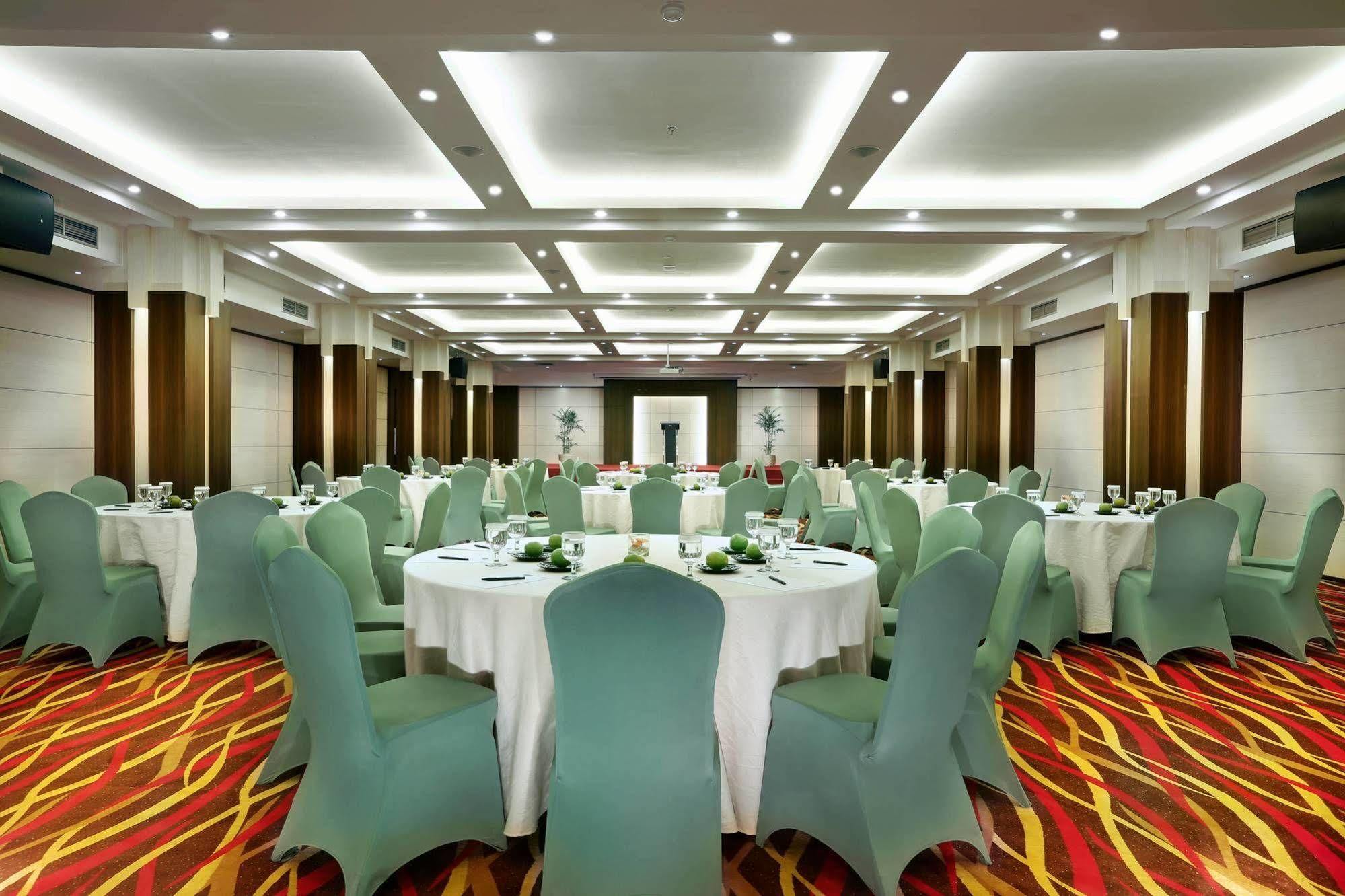 Neo Denpasar By Aston Hotel Buitenkant foto